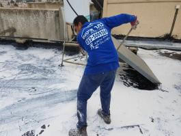 ביצוע סיוד גג לאחר איטום בזפת חם על מנת לשמור על איכות האיטום - חברת "כתר איטום וזיפות גגות"